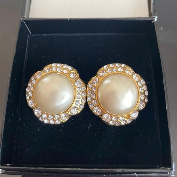 Chanel Clip On Earrings - Picture 1 of 6